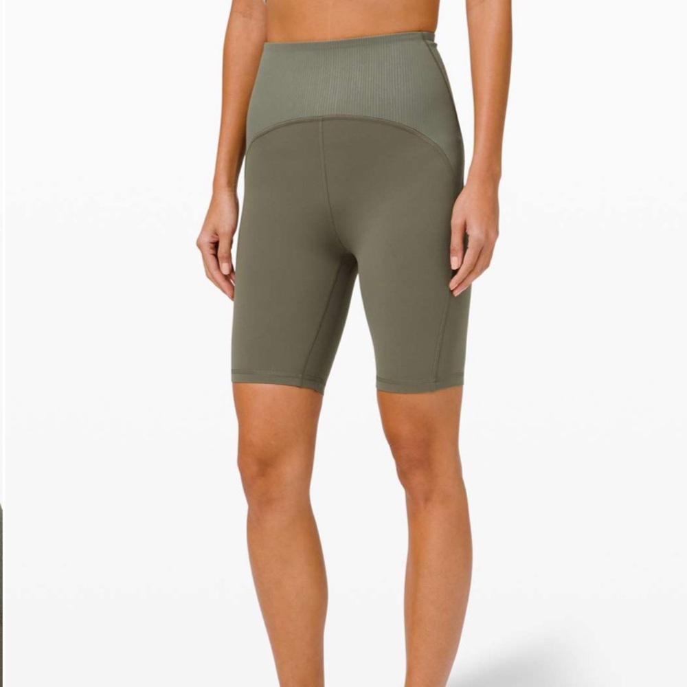 Lululemon Blissful Bend Super High-Rise Short 8" in Army Green W2202 Sz 2